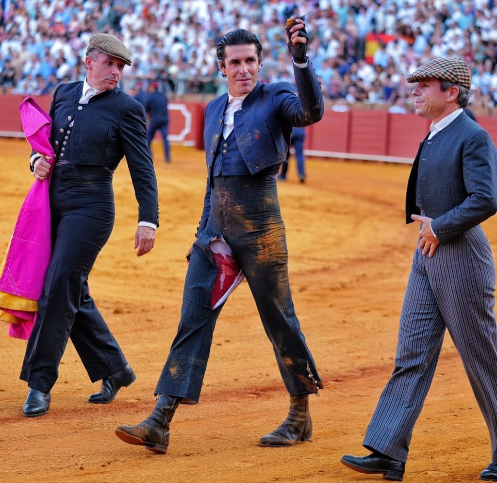 Alejandro Talavante com duas cornadas em Sevilha