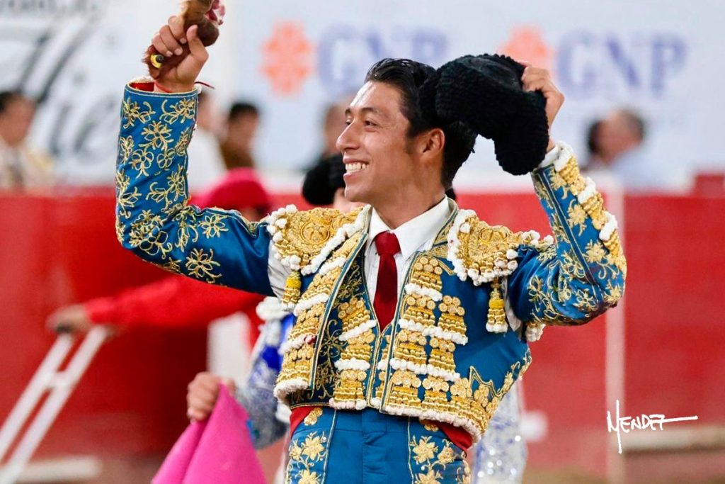 Sérgio Flores corta a única orelha da Corrida de las Luces em Guadalajara