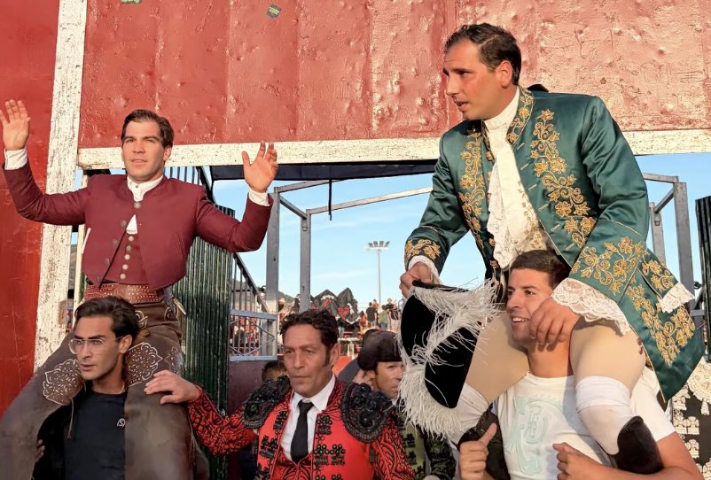 Paco Velásquez e Sebastián Fernández em ombros em San Juan de La Nava
